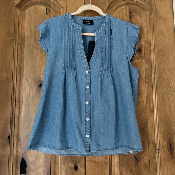 Vici Tops - NWT Nordstrom VICI Collection Ajay Short Sleeve Denim Button-Up Shirt
